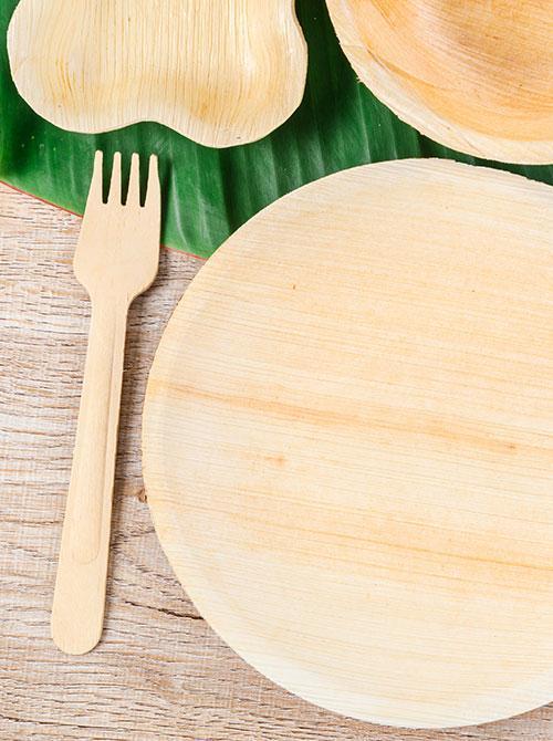 Palmblatt Geschirr und Holzbesteck